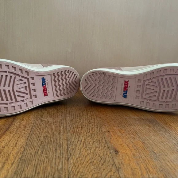 Woman’s light pink Xtratuf boots - Picture 2 of 4